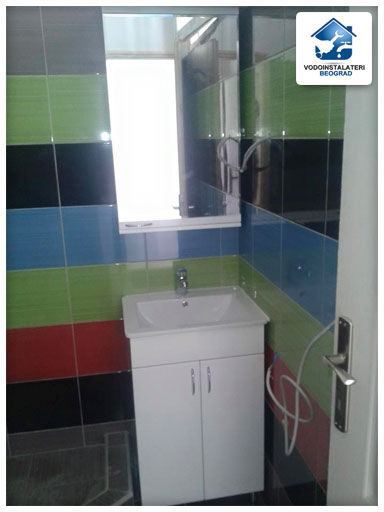 Adaptacija kupatila Beograd - Vodoinstalateri Beograd - ugradnja lavaboa sa ogledalom i baterijom.